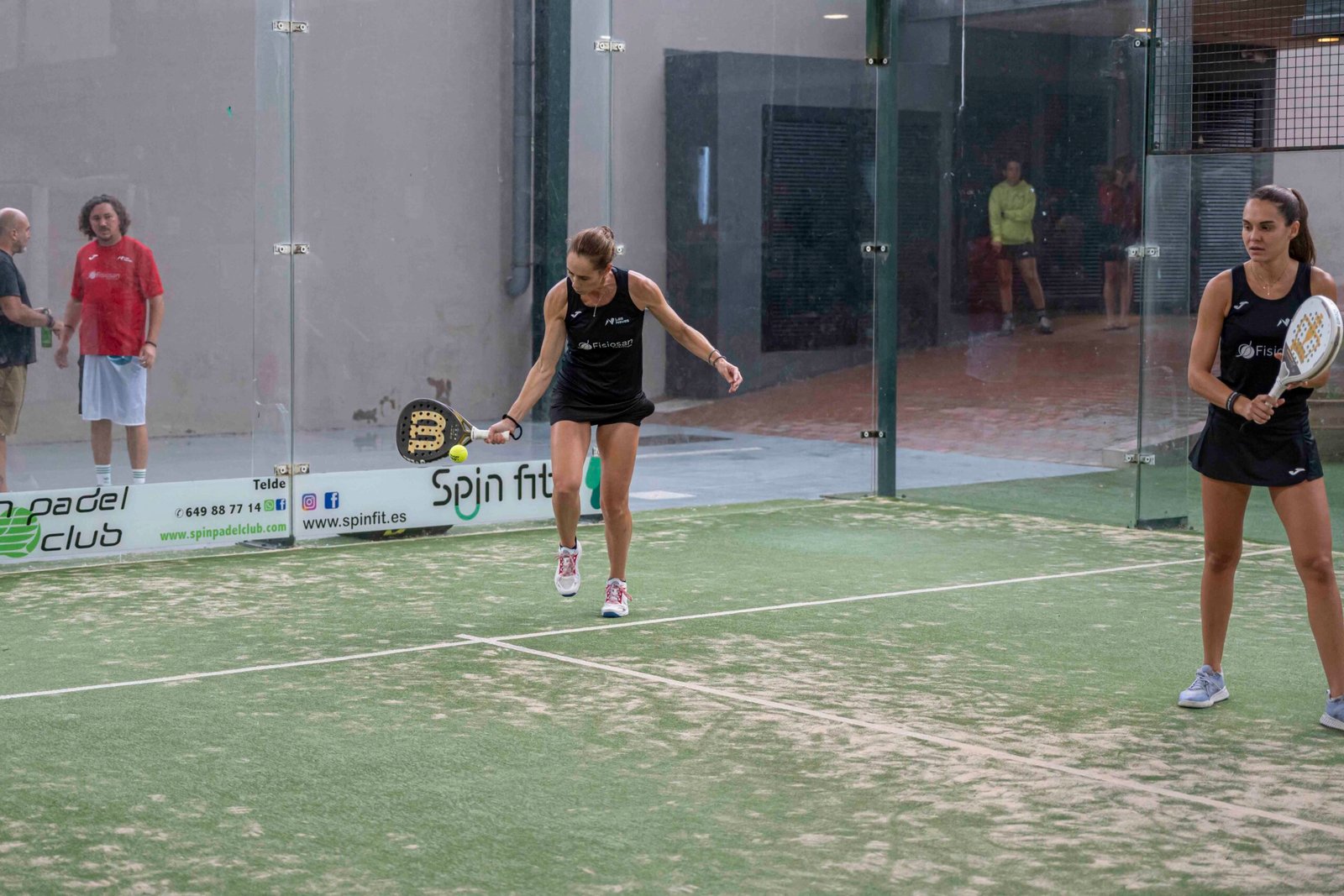 Cambios en el saque de pádel: así queda el servicio según las nuevas reglas de la FIP