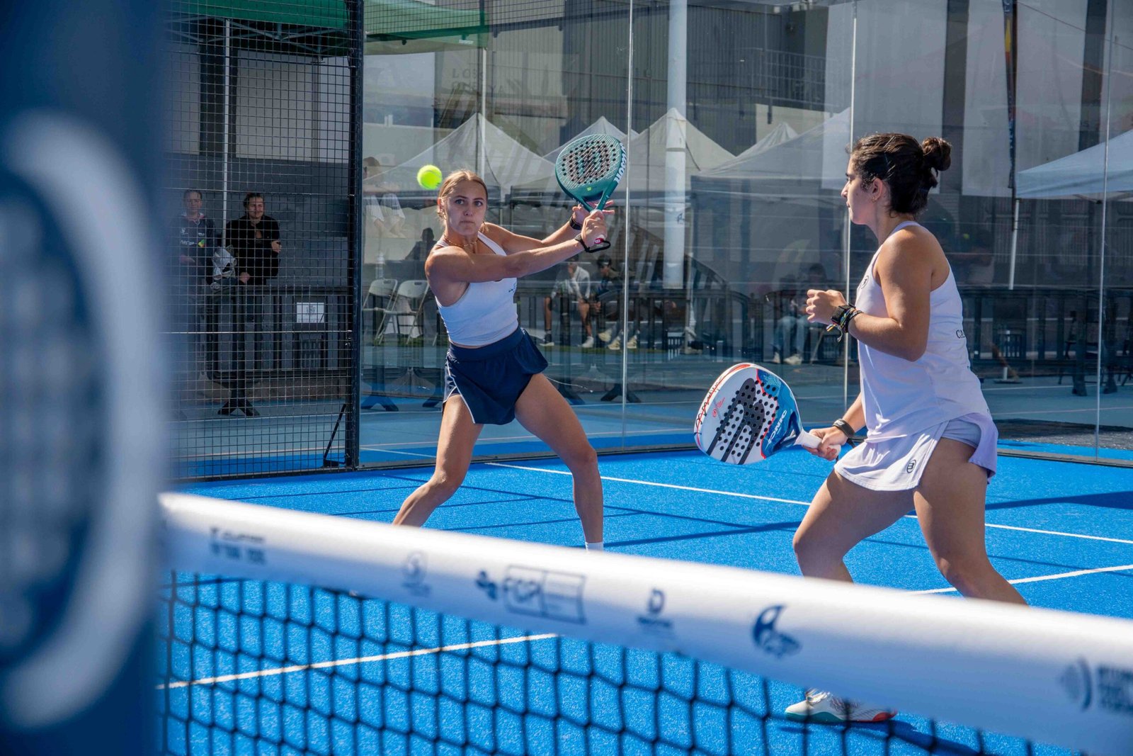 Nerea del Pino Guerra iza la bandera canaria en las semifinales del FIP Bronze Aquahobby Isla de La Palma